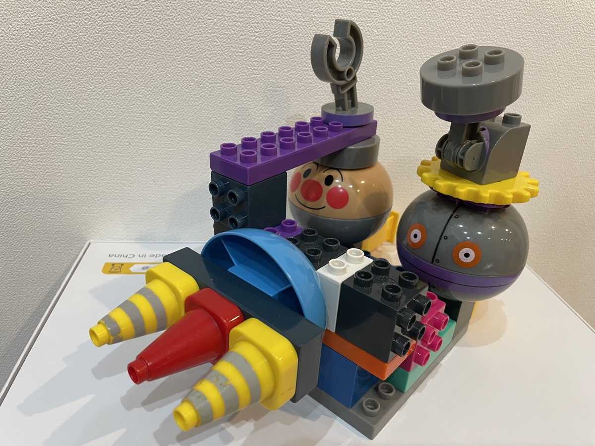 アンパンマンブロックで作ったロケット型の戦闘機